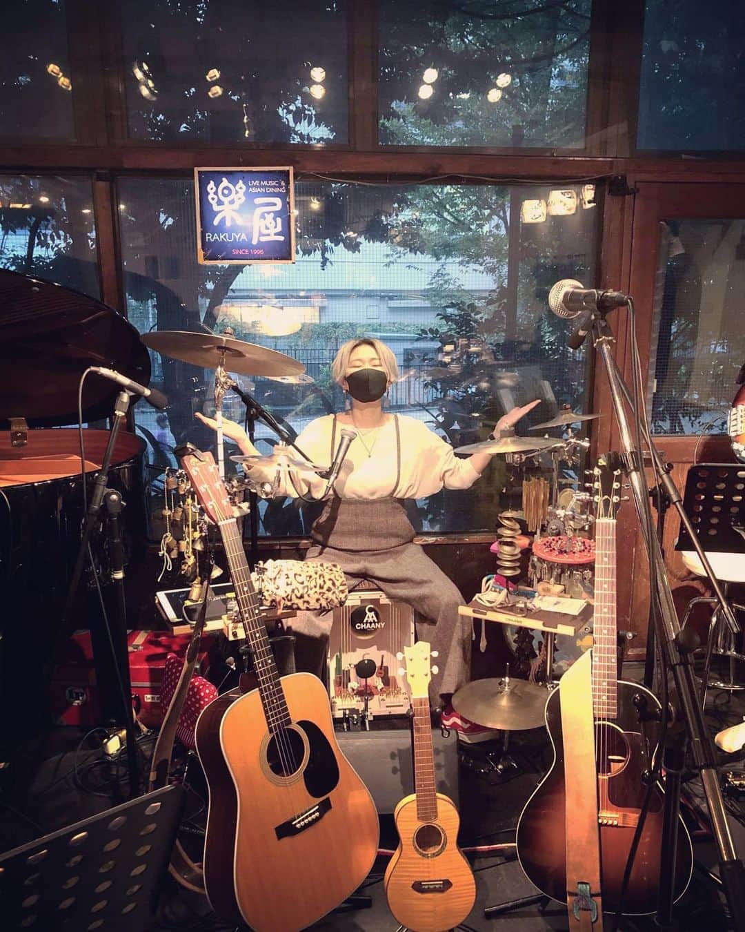 のインスタグラム：「セッティングが終わってご満悦のわたし。今夜は久しぶりの有観客ライブでした。キャパの半分、とはいえ、お客さんいるのはやっぱり盛り上がります。 #percussionist #percussionsetup #chaany #cajon」
