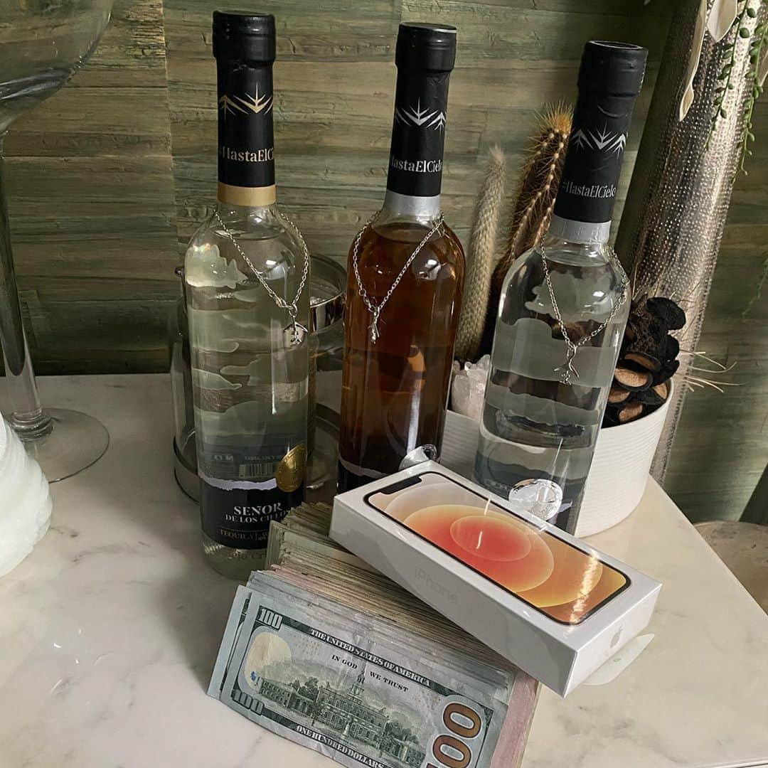 ゲームのインスタグラム：「PLEASE READ CAREFULLY ❗️❗️❗️ So look, this shit simple as fuck..... I’m personally giving away $10,000 & 2 brand new iphone 12’s to 2 people... All you gotta do is FOLLOW @mr.tempo & @thegoat NOW, tag 5 friends & have them FOLLOW the two accounts above & hashtag #Maschingon along with the city you’re from in the comments (NOT MY COMMENTS) & this coming weekend we will bring you to our Resturant in Santa Monica, feed you and put $5,000 apiece & an iPhone in your hands on arrival... OK.... READY, SET, GO !!!!!! [1st winner will be announced this coming Friday & travel arrangements will be made to get you to Los Angeles if you are not living here or in the surrounding areas] #Maschingon #KingsAndQueens」