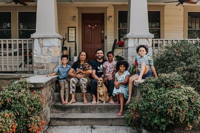 HGTVさんのインスタグラム写真 - (HGTVInstagram)「Tour the eclectic home of LaToya and Andrew Tucciarone. 😍 LaToya and Andrew's Atlanta-area home brims with global goods and lots of lived-in love. 💞 They share their 1920s Craftsman bungalow in Decatur with their four kids and two rescue dogs. 🏡⁠⠀ ⁠⠀ LaToya's shop, SustainAble Home Goods (@sustainablehomegoods), supports craftspeople around the world by bringing handcrafted home goods to her customers. 🌏 ⁠⠀ ⁠⠀ See more of the Tucciarone home when you visit the link in our profile. 🔝 📸⁠⠀ ⁠⠀ #design #interiordesign #hometours #sustainablehomegoods #atlanta #decatur」11月4日 2時06分 - hgtv
