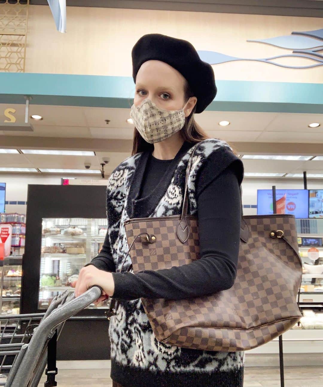 アリー・エックスのインスタグラム：「This is me at Gelsons the other night grocery shopping. I’ve become acutely aware of how many items I’m purchasing, calculating how long it will take to disinfect everything once I get home. I’ve opted to do one big grocery shop a week, instead of little bits at a time, like I used to pre pandemic. You?  Guys I’m a Canadian 🇨🇦. I’ve lived on visas since I moved to Los Angeles 7 years ago. I’m not able vote in US elections. And if I’m honest, being dismissed from that responsibility has been somewhat of a relief in the past because I find politics difficult. They remind me of show business, and it’s hard for me to trust anyone. This year has changed me, and I no longer feel this way. We are dealing with a dangerous man. So self serving, and so full of shit 💩 that the country where I live has fallen apart under his leadership. I think he went into this job expecting it to be like his role on the apprentice. He knows how to play president to some, he doesn’t know how to be president to anyone. He prays upon the anger of Americans and misdirects it to create more turmoil for his own personal gain. It’s irresponsible and it’s the opposite of what a country needs during a pandemic. He is not someone who was able to do his job in a state of crisis. 2020 has made that abundantly clear. I believe, for the future of the US, for the lives of its citizens and the sake of the rest of the world, which the actions of the US affect, Donald Trump needs to be out of office. There is still time if you haven’t voted. Please get out there and exercise your right. #bidenharris2020」