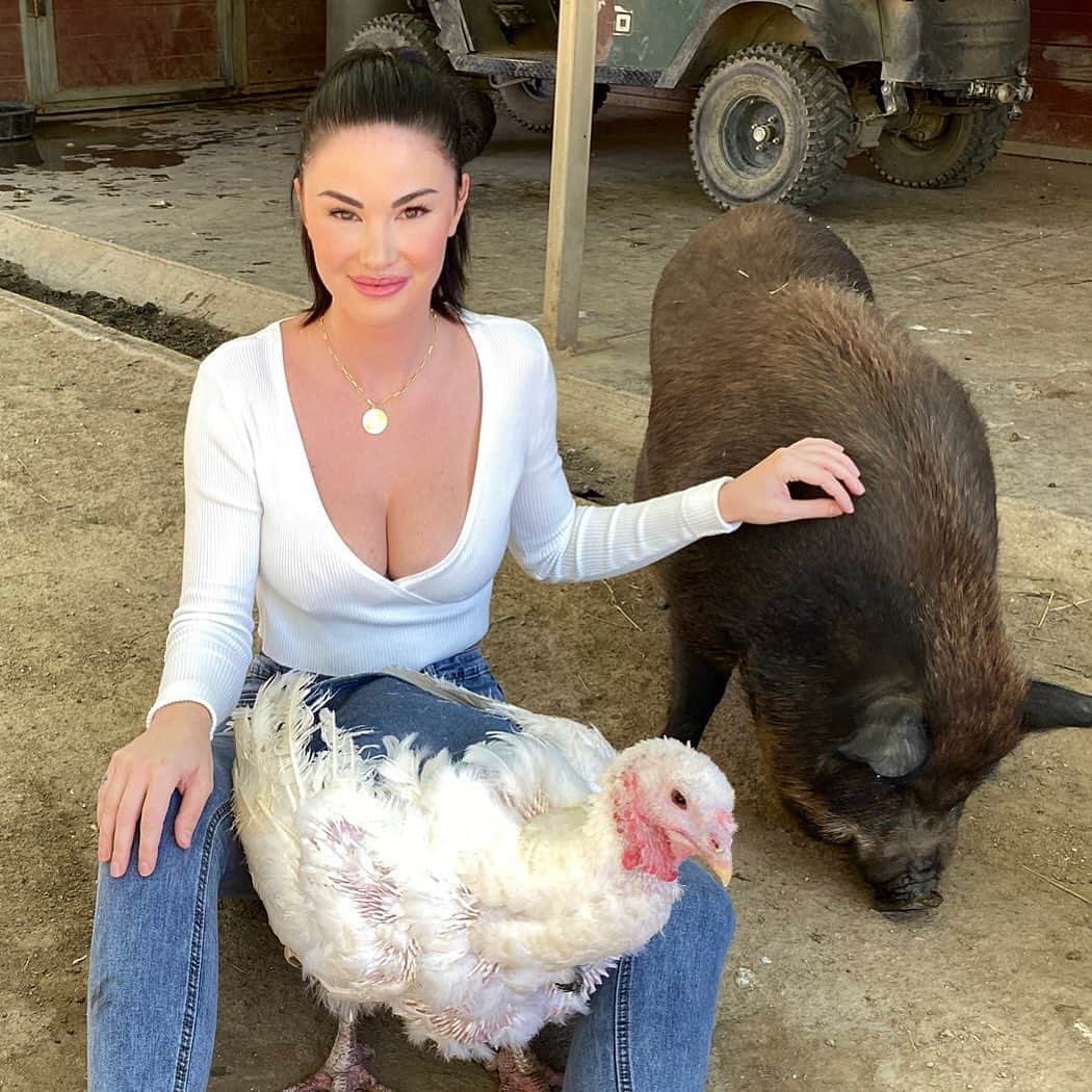 のインスタグラム：「Consider a cruelty free holiday season this year 🦃🐷 @thegentlebarn is such an amazing place where these beautiful creatures get to live in peace and be loved. Over 46 million turkeys are murdered every year for thanksgiving and then another 22 million for Christmas in the United States alone. It’s time for change. A meal is not worth taking a life. Visit @thegentlebarn’s page to adopt a Turkey this year instead! 💙  ALSO since it’s Election Day... Voting for them, voting for our planet, voting for the survival of democracy. ✌🏼」