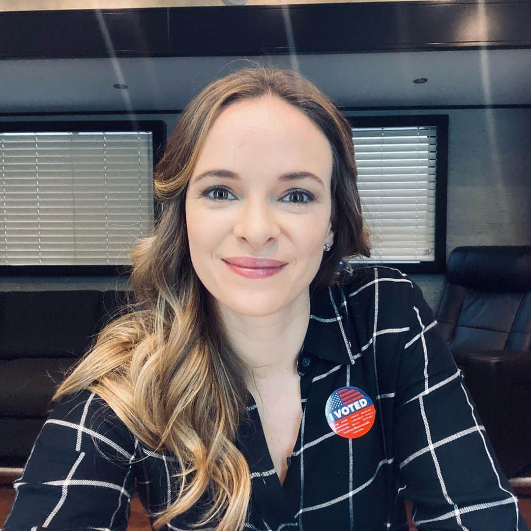 ダニエル・パナベイカーのインスタグラム：「Vote」