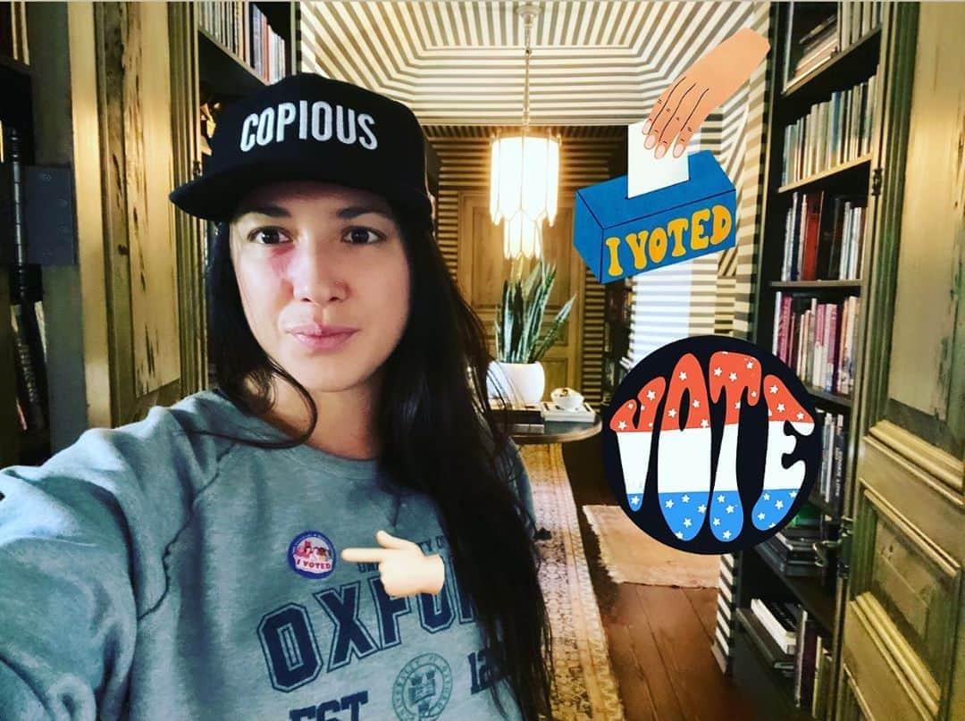 ミシェル・ブランチのインスタグラム：「I just voted! It felt so good and made me weirdly so emotional. There wasn’t a line and it felt Covid safe. Get out there today and vote if you haven’t yet. Biden/Harris 2020!✌🏻」