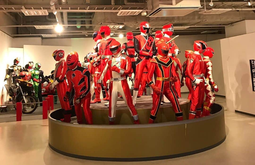 香衣さんのインスタグラム写真 - (香衣Instagram)「ヒーローの疲労披露  色んなものをみて 色々感じます。 そりゃそうよね。  私も感じさせる側に なれれば。  常に面白いことを 独自のやり方で挑んでる人が好き。  #ヒーロー#特撮 #entertainment #art#エンターテイメント #京都#仮面ライダー #ウルトラマン#ゴジラ #レンジャー#レッド#プリキュア #特撮ヒーロー#特撮映画 #映画村#東映#東映特撮 #ヒーローランド#歴史 #映画#東映太秦映画村  #movie#hero」11月4日 2時45分 - kaicai
