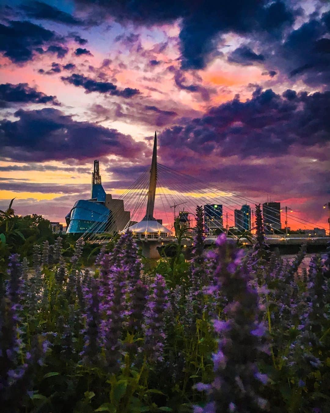 Explore Canadaさんのインスタグラム写真 - (Explore CanadaInstagram)「Hi! My name is Anthony Urso (@anthony_urso) Winnipeg born photographer & explorer, here is my story about how photography helped me fall in love with my city and place that I call home! ⁠⠀ ⁠⠀ I was born in the prairie city of Winnipeg. Manitoba's landscape is about as flat as it gets. Like some in my city, I dreamed of being elsewhere in Canada. I would often say how one day I wanted to leave and move elsewhere, then came along my passion for photography. The job of a photographer is to showcase a subject in its best light. In my case my subject was Winnipeg. As my new passion for photography grew, my task of showing winnipeg in its best light grew too. Soon I was completely obsessed with photography. What started as taking snapshots on my iphone turned into my new passion and career. The act of trying to make something look good, to showcase it in an appealing way was very eye opening for me. After countless hours, days, weeks, and now years of exploring Winnipeg and Manitoba I was able to find the true beauty that might not be seen at a quick glance. Though we don't have mountains, Manitoba has some amazing qualities. ⁠⠀ ⁠⠀ You may see me call Winnipeg the “sunset city” in my posts, this is for good reason. Manitoba's flatness lends itself to some of the best sunsets in the world. Winnipeg consistently has the absolute best sunsets and sunrises that you could ever ask for. We also have amazing architecture in our heritage areas of the city like the Exchange District that you will often see me showcase in my images. I can't forget to mention the thousands of lakes that Manitoba has for you to explore. I am now unbelievably grateful to call Winnipeg home. I have made it my mission to showcase its beauty to its residents and the world through my Images. ⁠⠀ ⁠⠀ Whether you live In the towering mountains, near the vast seas, or the gorgeous prairies, I urge you Canada to get out and explore your backyards, the places you call home! I promise you that you'll be happy with what you find!⁠ #ForGlowingHearts #CanadaNice⁠⠀ ⁠⠀ 📷: @anthony_urso⁠⠀ 📍: @tourismwinnipeg, @travelmanitoba⁠⠀ ⁠⠀ #OnlyInThePeg #ExploreMB⁠⠀」11月4日 2時50分 - explorecanada