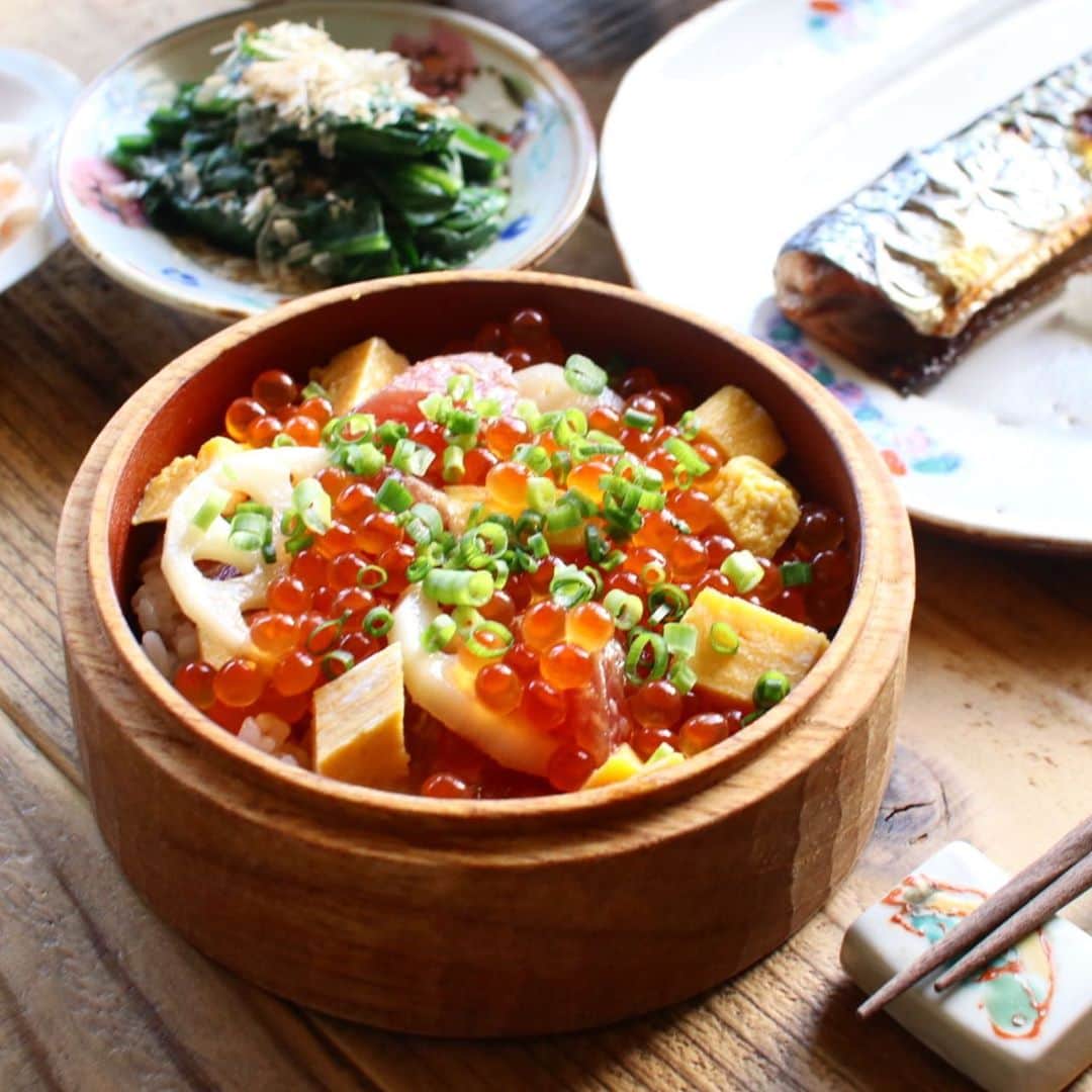 Atsukoのインスタグラム：「Today's lunch 2020.11.04 ・ マグロの漬けといくらのバラ散らし 秋刀魚の塩焼き ほうれん草お浸し 里芋と豚バラ煮 蓮根の明太子和え 豚汁 ・ 昨日のいくらで散らし。 いくらうんまい！ 冷凍する分残るか不安しかない😂😂 出だした時は、今年はいくら沢山あるのでお安い設定と言ってたのに。 蓋開けたら売ってないわ、値段もうーむてとこだし。。 悲しみ😭😭12月に入るとほぼ見かけなくなりそうだから、今月中にまた作らねば😋😋」