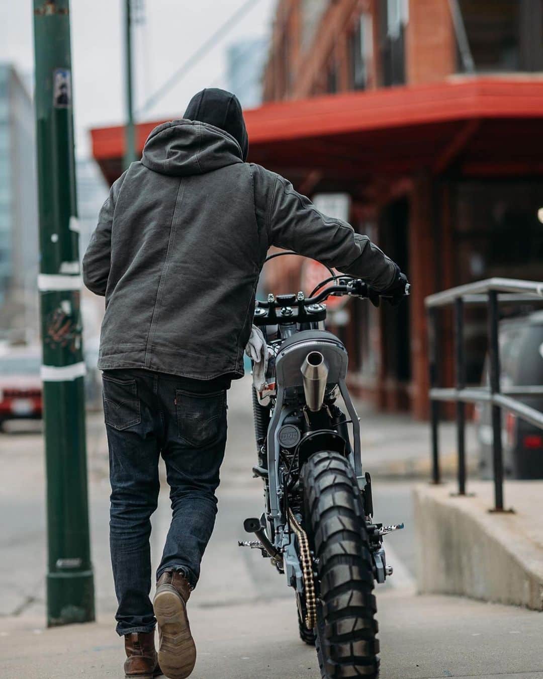 epidemic_motorsさんのインスタグラム写真 - (epidemic_motorsInstagram)「FED-014 “Big Suzie” ⚡️ by @federalmoto  . . Shot by @grantschwingle 📸 . . #federalmoto #epidemicmotors #epudemic_motors #motorcyclephotography #suzuki #drz400 #custommotorcycle #tracker #dualsport #chicago #bikeporn #caferacer #dirtbike #enduro #braaap #bigsuzie #bikeexif」11月4日 13時43分 - epidemic_motors