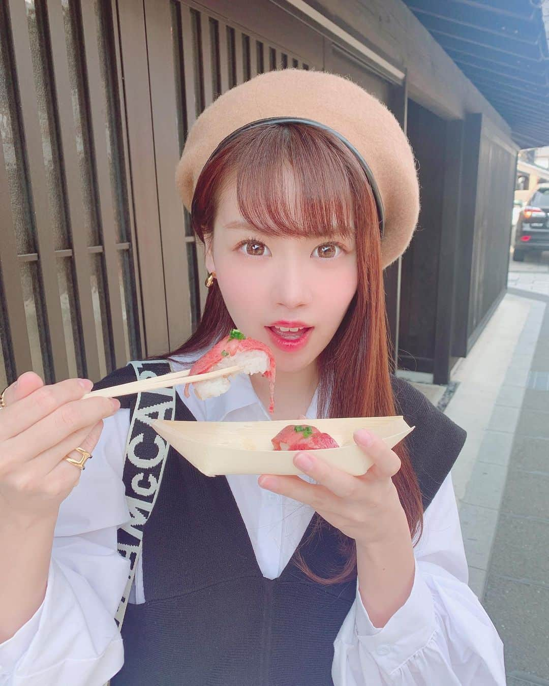 下間花梨さんのインスタグラム写真 - (下間花梨Instagram)「犬山城下町お肉系シリーズ🍖 最後は動画だよー #犬山#犬山城下町 #犬山城下町食べ歩き」11月4日 12時15分 - karinrin0314