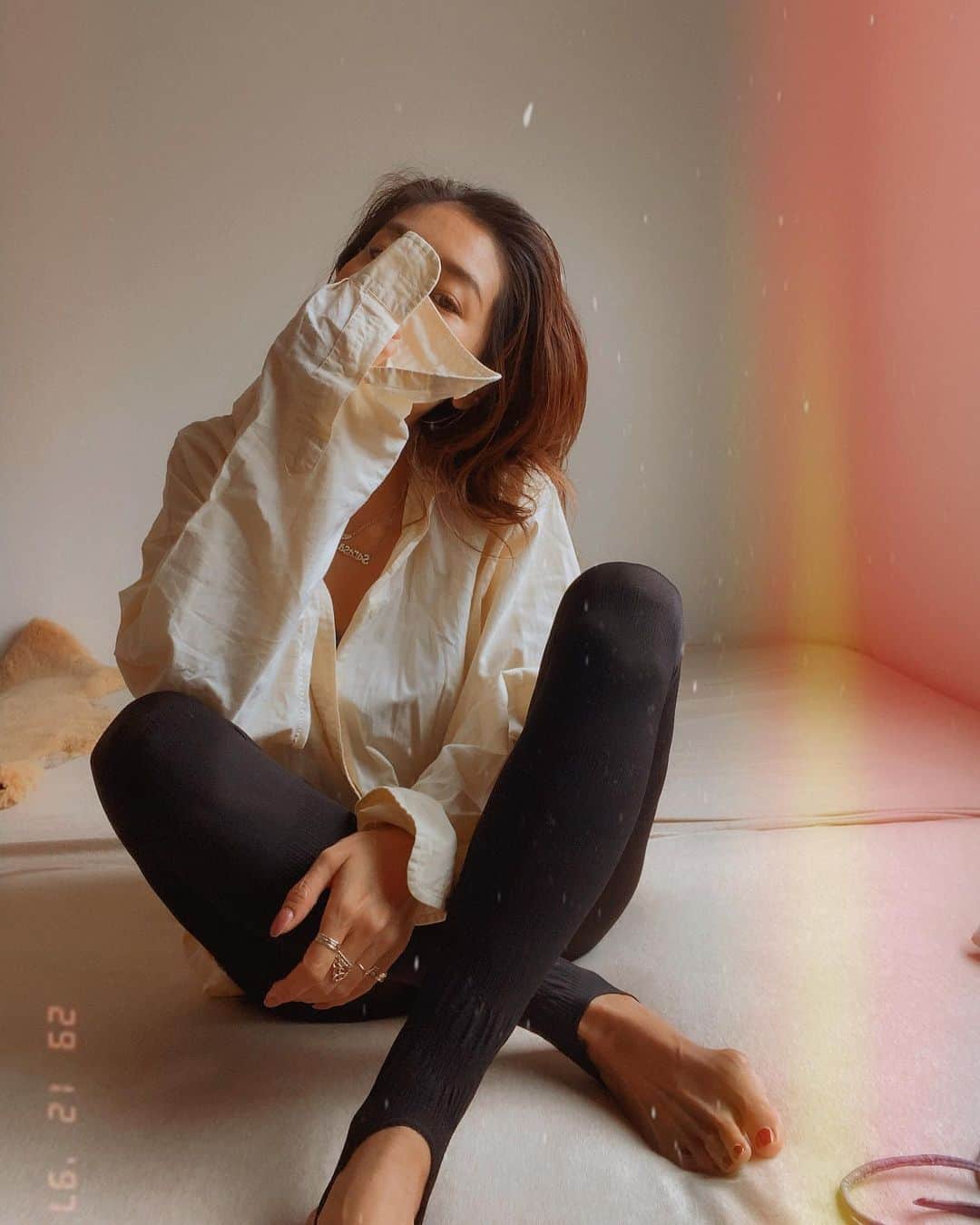 堀舞紀のインスタグラム：「👖 . . . 着圧レギンス って 1個も持ってなかったんだけど… . . (効果無さそうで😂) . . . 仲良しの友達が 研究して作ったの！！ 🤩 って力説していたので 欲しくなって ↑ (単純) . . やっっっと 手に入れる事が出来ました (🙌🏾人気スゴスギ) . . . 身体を入れるのめちゃくちゃ大変で 苦労したけど😂 中に入ってしまえば スッキリ爽快！！ . . 気持ちの良い密着度合い❤️ . . ナルホド… 流行っているのには 理由があるのね🙄 . . .  "足の浮腫とれるよ！！" って アヤが力説してくれたのが 分かりました🙄 . . ヤミツキ〜ッ . . . 着圧を甘くみてました… 有り難う バービー👸🏽ちゃん💕 . . これは まぢヤバイわ！！！ . . @anela_beautyshop  @anela_beautyshop  @anela_beautyshop  . . . #神トレンカ #着圧なめてた #着圧の神 #神々の脚々」