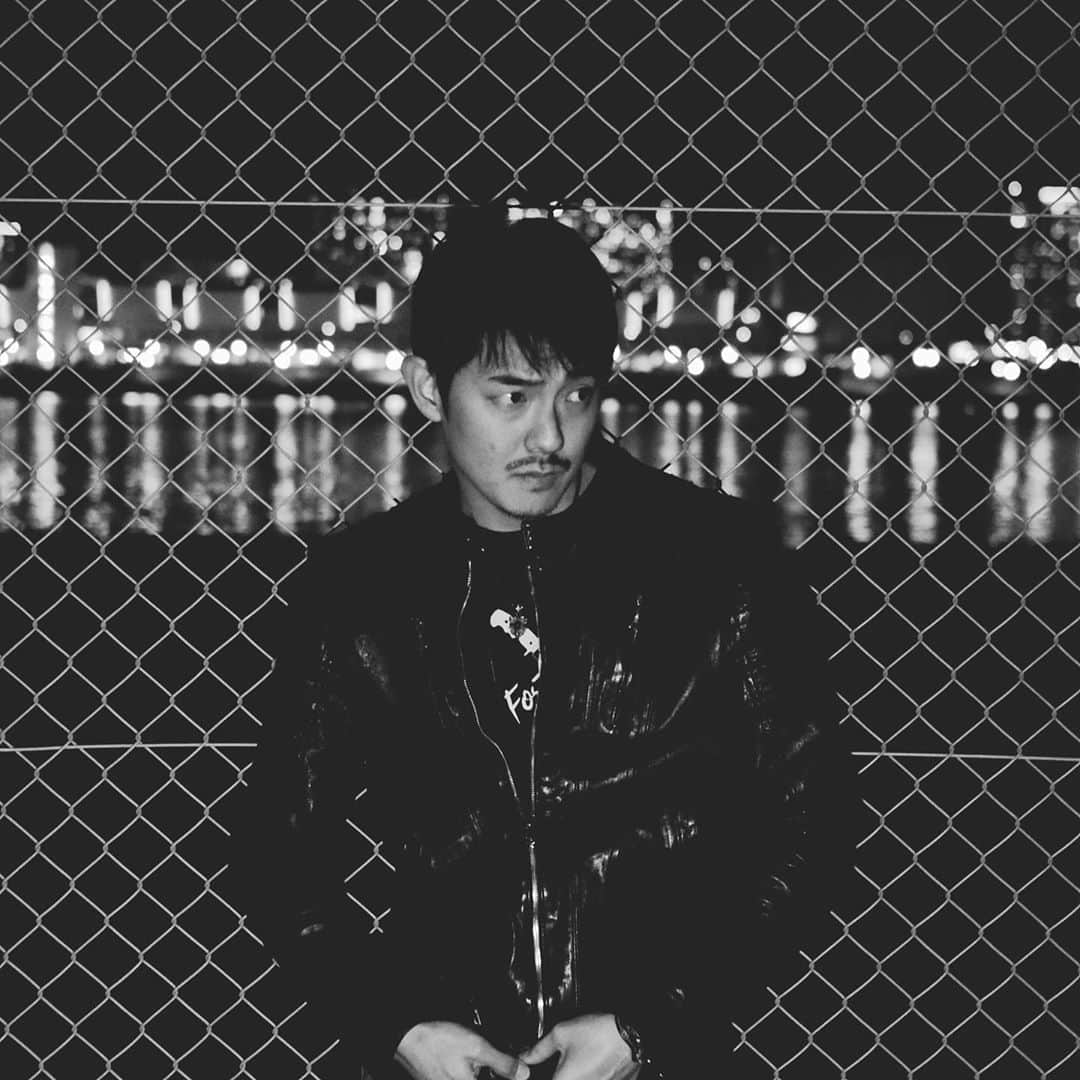 長田成哉のインスタグラム：「﻿ 西（@yosuke_nishi_photo)﻿ に撮って貰った。﻿ なんだかんだで10年近い友人。﻿ そしてよく偶然街で会う。﻿ ﻿ #西洋亮﻿ #西カメラマン﻿ #10年近い付き合い﻿ #昔から博識で話面白い﻿ #見た目が変わらない﻿ #まだ高校生の役来るらしい﻿ #俺には無理﻿」