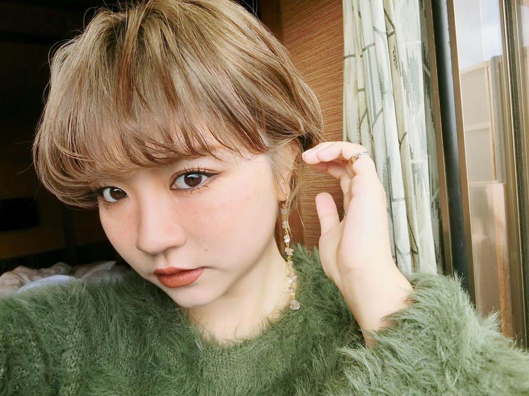 Shioneさんのインスタグラム写真 - (ShioneInstagram)「髪色についてかなりdmが来ていたんですが ショートにしてからブリーチ一回してかなり暗めのブルーアッシュカラーを入れての色落ちです🙆‍♀️！ ㅤㅤㅤㅤㅤㅤㅤㅤㅤㅤㅤㅤㅤ ブルー系のカラーを入れてたからオレンジはかなり抑えられてるけど毛先がまだオレンジ😢 ㅤㅤㅤㅤㅤㅤㅤㅤㅤㅤㅤㅤㅤ また近々ブルー系のカラーを入れようと思ってる🥰 ㅤㅤㅤㅤㅤㅤㅤㅤㅤㅤㅤㅤㅤ  #instagram  #ヘアカット  #japan  #メイク  #YouTube  #cosmetics #love #me #makeup  #fashion #メイク動画  #メイク #コスメ #shii_hair🌹 #Libecka #libeckabyshii #youtuber #youtube #アッシュカラー #ヘアアレンジ #hairStyle #ヘアカラー  #プチプラコーデ #低身長コーデ #低身長ファッション　#ショートヘア #ハンサムショート #マッシュショート #libeckabyshii #パーカー #ヘアカラー」11月4日 12時26分 - shione__1101