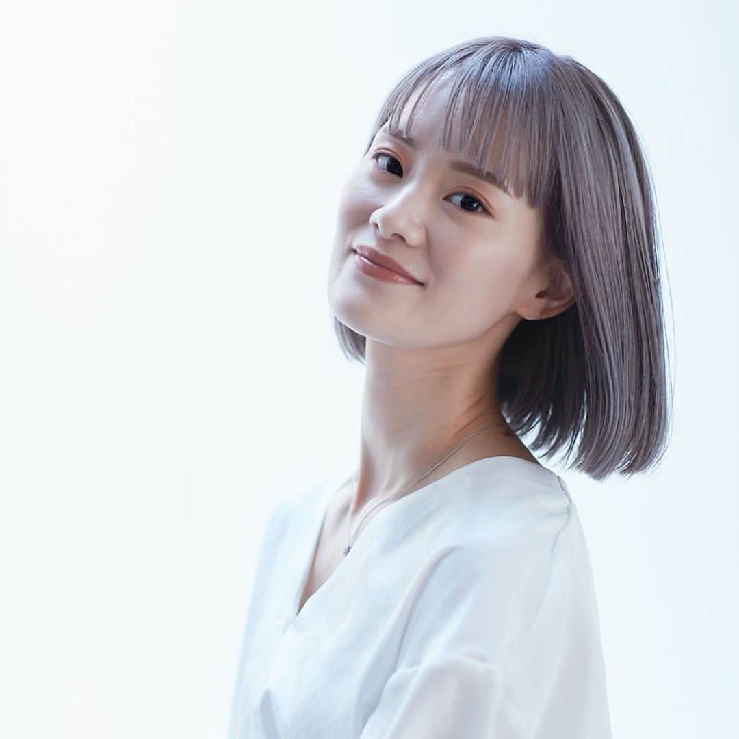 ピースオブシャイン株式会社のインスタグラム：「こんにちは🥰 皆様、最近肌状態はどうですか？ そろそろ乾燥する季節になってきましたよね。 洗顔後、突っ張りを感じたらそれは乾燥してきているサインです。 乳液とクリーム２つ使う必要はないので、どちらかをスキンケアの最後に取り入れてみてもいいかもしれません。 顔は顎までではございません、首元胸元までしっかりとケアしてあげてくださいね。 今試作しているスペシャルケアなのですが、使用感などを私の満足いくようにするにはとっても難しく、、、 モノはいいけれど、使用感でまだ納得がいっていない状態です😭 多分年内は厳しそうです、、、泣 来年の頭には出せるように顔で毎日試し、私が納得いき、皆様にも気に入って頂ける製品を必ず作り上げますので、待っていてくれると嬉しいです❤️ スキンケアに口煩い私の意見を聞く社長は頭を抱えておりますね😂 ・ Arisa ・ ・ @peaceofshine ホームリンクからご覧いただけます。 ・ ・ #ピースオブシャイン#乾燥対策#肌荒れ対策#紫外線対策#洗顔フォーム#化粧水#美容液#エイジングケア#ビタミンc美容液#ニキビ跡ケア#攻めのスキンケア#トゥルースドロップ#トゥルースシルクウォッシュ#トゥルーストナー#스킨케어#재생크림#여드름#안티에이징」