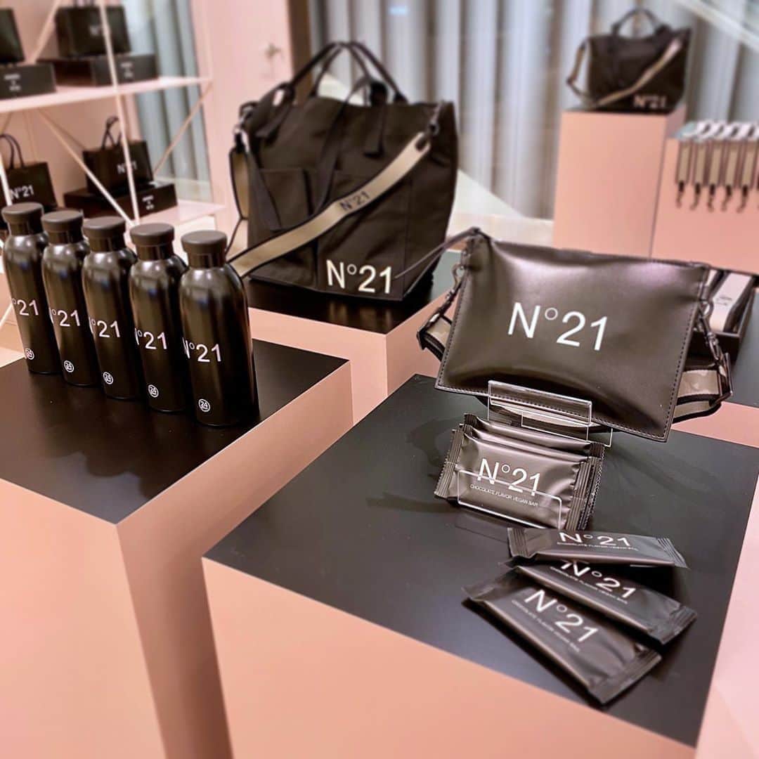 HANKYU.MODEさんのインスタグラム写真 - (HANKYU.MODEInstagram)「“GOOD FOR THE FUTURE”GARAGE VENTUNO Until 11/10 At 1F Cotocoto Stage11 11/11- At 3F Event Space1 詳しくはプロフィールURLをチェック！  #Hankyu #HANKYUMODE #umedahankyu #阪急うめだ本店 #うめだ阪急 #阪急百貨店 #osaka #umeda #mode#コスメ #化粧品 #パラベンフリー #ノンアニマルテスト #サスティナブル #goodforthefuture #グッドフォーザフューチャー #GarageVentuno #N21Beauty #AyakoxN21 #24BottlesxN21 #N21EnergyBar #N21 #numeroventuno #alessandrodellaqua #ヌメロヴェントゥーノ #AYAKO」11月4日 12時49分 - hankyumode