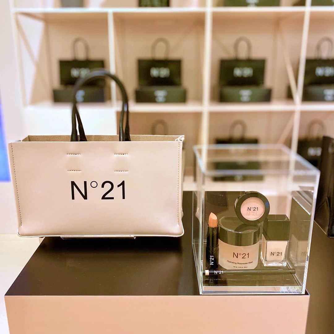 HANKYU.MODEさんのインスタグラム写真 - (HANKYU.MODEInstagram)「“GOOD FOR THE FUTURE”GARAGE VENTUNO Until 11/10 At 1F Cotocoto Stage11 11/11- At 3F Event Space1 詳しくはプロフィールURLをチェック！  #Hankyu #HANKYUMODE #umedahankyu #阪急うめだ本店 #うめだ阪急 #阪急百貨店 #osaka #umeda #mode#コスメ #化粧品 #パラベンフリー #ノンアニマルテスト #サスティナブル #goodforthefuture #グッドフォーザフューチャー #GarageVentuno #N21Beauty #AyakoxN21 #24BottlesxN21 #N21EnergyBar #N21 #numeroventuno #alessandrodellaqua #ヌメロヴェントゥーノ #AYAKO」11月4日 12時49分 - hankyumode