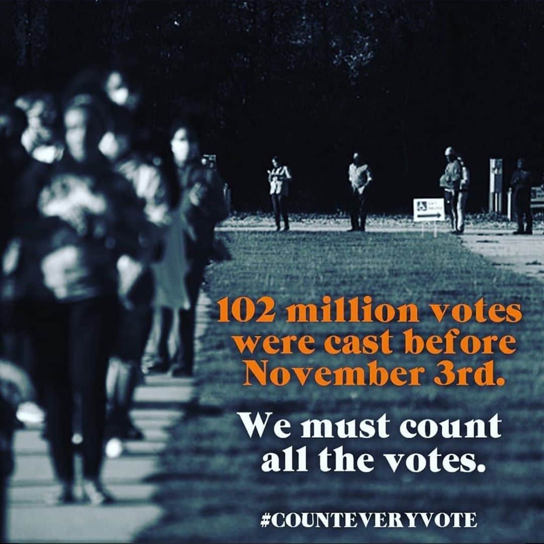 デミ・ロヴァートさんのインスタグラム写真 - (デミ・ロヴァートInstagram)「Sending everyone love and positive vibes 💞✌🏼#counteveryvote」11月4日 12時49分 - ddlovato