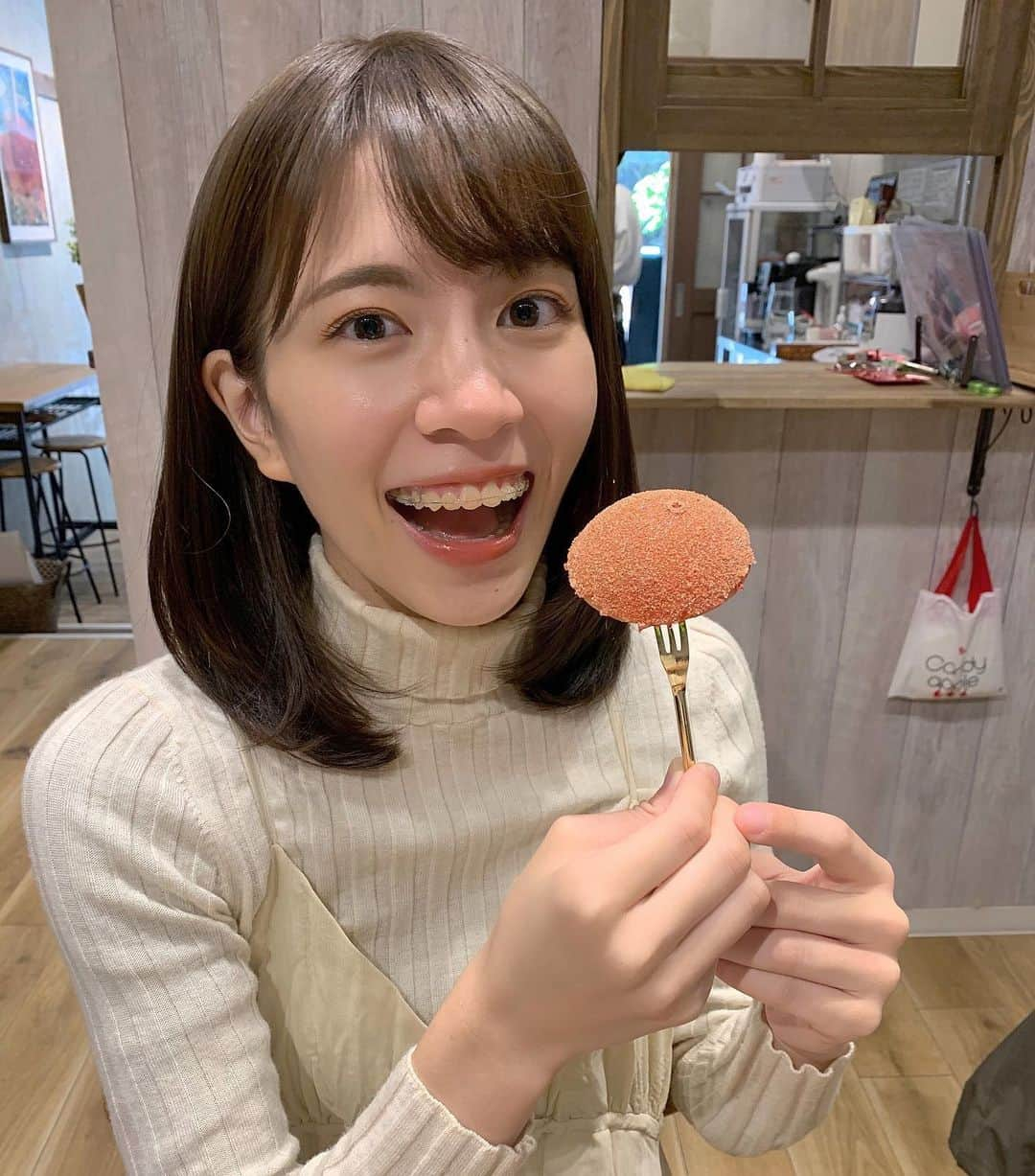 野口真由さんのインスタグラム写真 - (野口真由Instagram)「こんにちは🌞  テレビやYouTubeでもよく見るから 一度は行ってみたいと思っていた  @candy_apple_369 さんに 代官山お散歩がてら行ってきました🐏✨  先日食べたシナモンコーティングのりんご飴 予想の数100倍美味しかった🍎🍏💕  果物だしヘルシーだーと思って罪悪感なく食べたな〜🎶🎶  それでは本日もお時間ある際に 投票よろしくお願いいたします🙇‍♀️🙇‍♀️🙇‍♀️  #ミスコン #國學院大學  #ミス國學院 #candyapple  #代官山 #代官山カフェ  #代官山ランチ  #りんご飴 #りんご飴専門店」11月4日 12時51分 - ngc_mayu