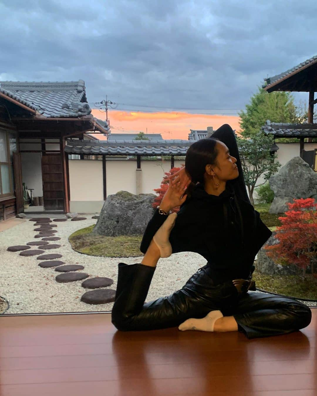 池田莉子さんのインスタグラム写真 - (池田莉子Instagram)「秋の陰陽を表現したような夕陽 せっかくなのでお寺ヨガして来ました🧘🏻‍♀️🎶  空気が心地良かった〜  #autumn #temple #kusatsu #japaneseculture #temgleyoga #pigeonpose #yoga  #光明寺#草津 #夕陽 #紅葉 #寺ヨガ #鳩のポーズ」11月4日 12時51分 - ricoikeda