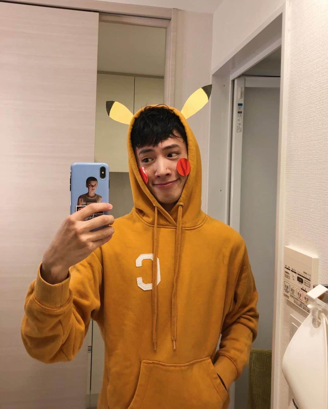 三永武明のインスタグラム：「ピカピーカ🌟 #pikachu #pokemon #belatedhalloween」