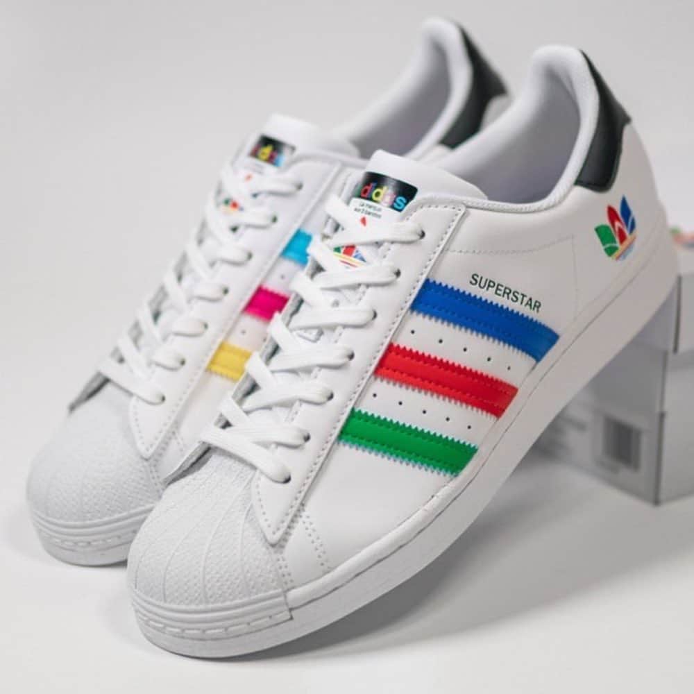 STYLERUNNERさんのインスタグラム写真 - (STYLERUNNERInstagram)「Walk with pride and harmony in the adidas Original Superstars. 🌈Celebrating inclusivity, the 3D Trefoil shows off six colours that combine to create every colour we see in the world, a representation of the beauty and power of togetherness. #stylerunner #adidassuperstar」11月4日 13時04分 - stylerunner