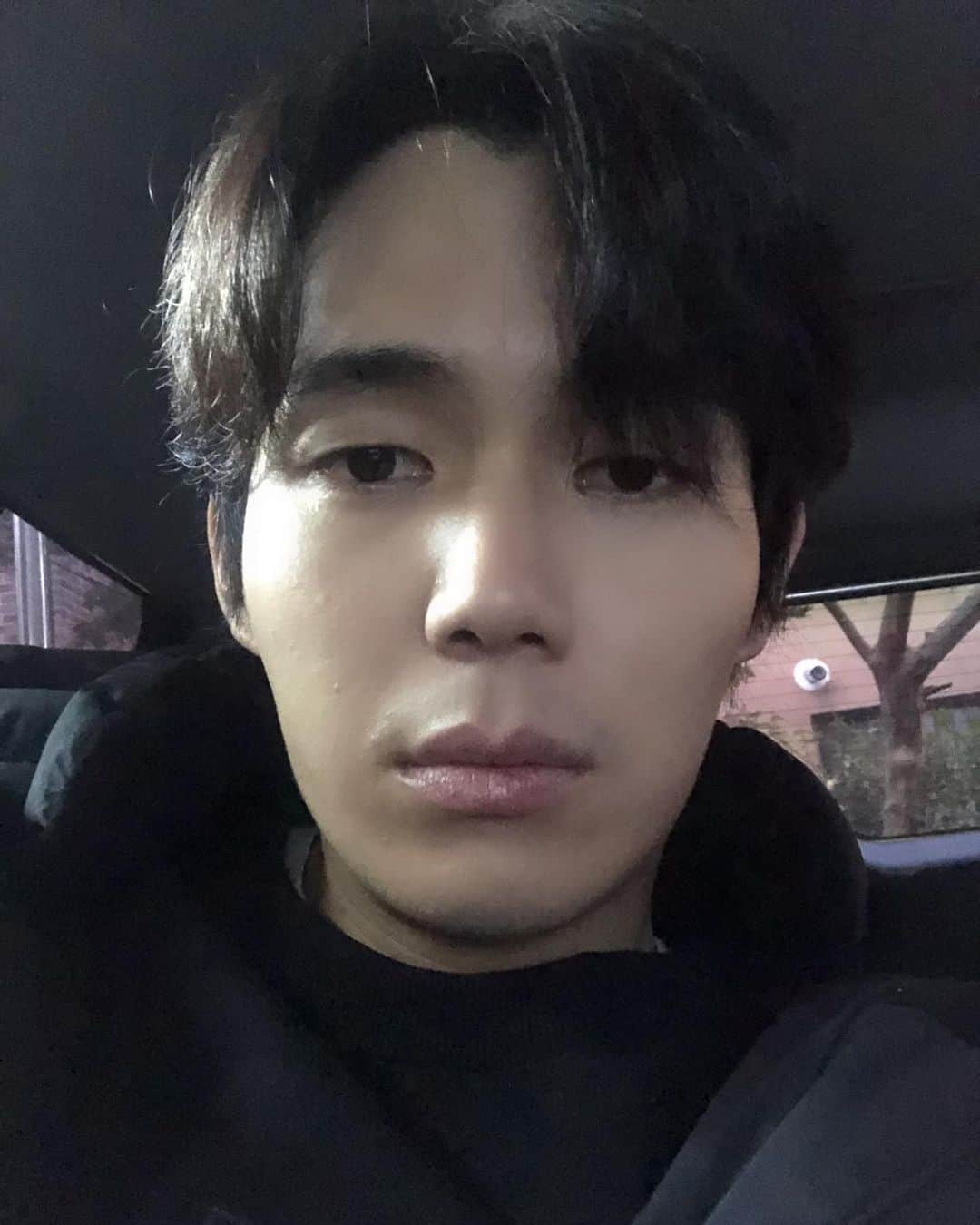 リュ・ギョンスのインスタグラム：「무표정.」