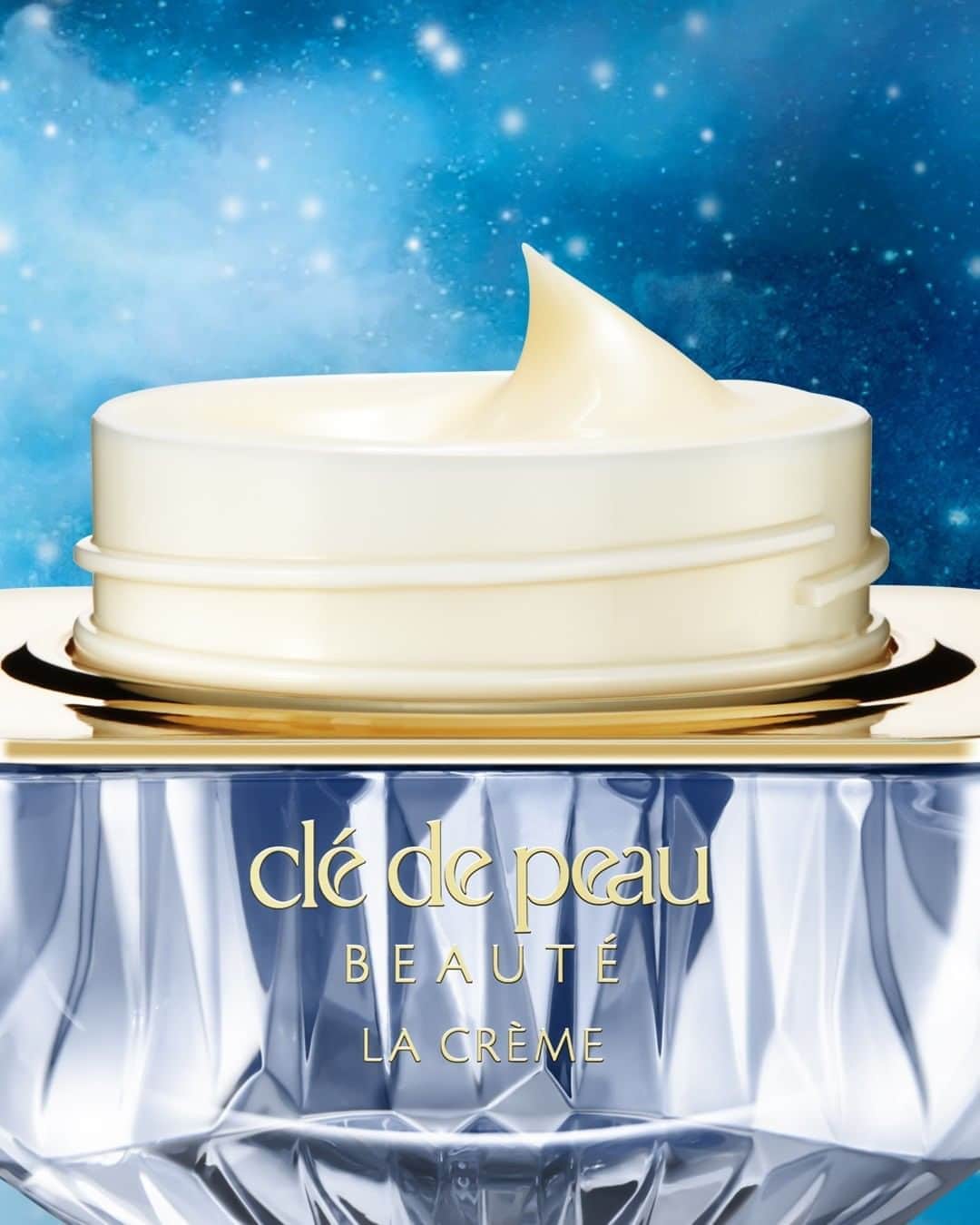 Clé de Peau Beauté Officialさんのインスタグラム写真 - (Clé de Peau Beauté OfficialInstagram)「Limited Holiday Collection: #EnchantedRadiance  Add a sparkle to your season with the Christmas edition #LaCreme. A display of the highest craftsmanship, our iconic cream is designed to unlock your skin’s innate intelligence for a natural inner radiance that is magnified over time.」11月4日 13時00分 - cledepeaubeaute
