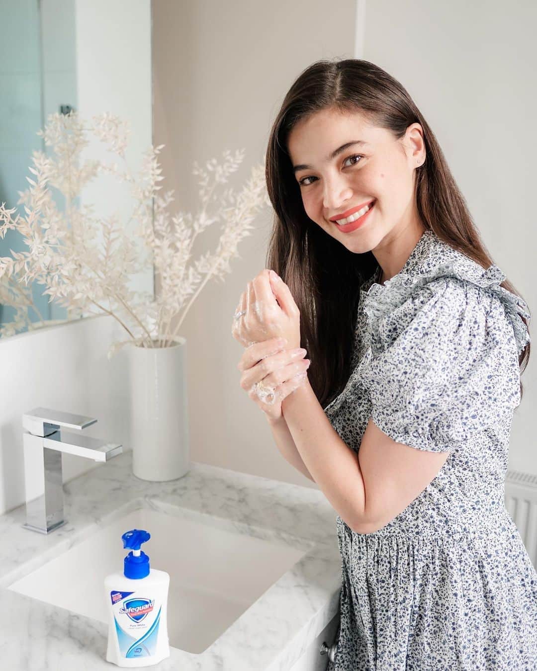 アン・カーティスのインスタグラム：「So happy to be part of the Safeguard Family. It’s so important to practice safe handwashing, ever more so now that I’m a Mum. I want to keep myself and my family safe and clear. Let’s do the #SafeWash for a #SafePhilippines」