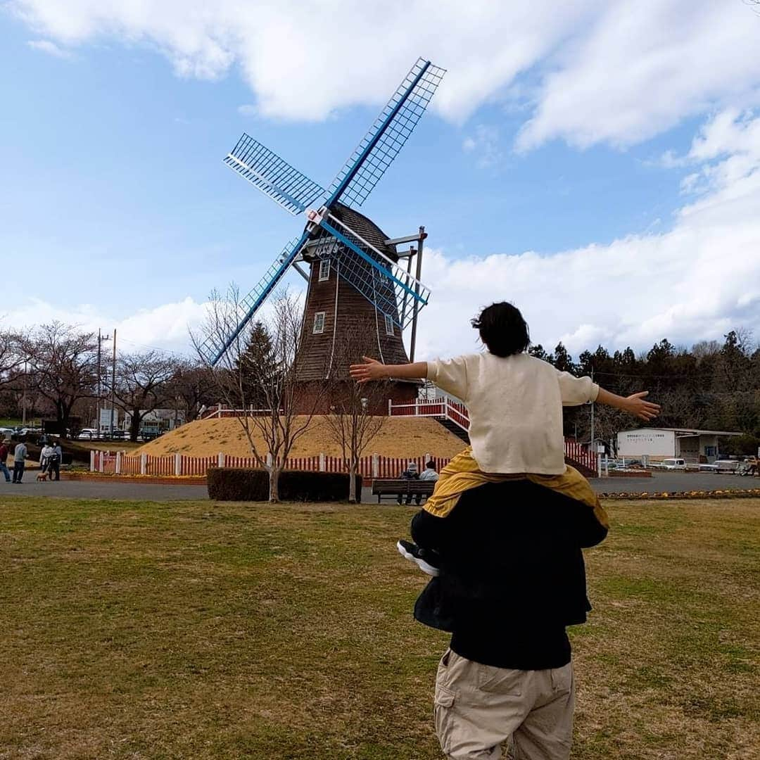 脇知弘さんのインスタグラム写真 - (脇知弘Instagram)「本日はこれからドラマの撮影にいってきます🤗  しっかし今日は天気いいだな～😄  ん～気持ちいい😃♨️ 僕、青空＋景色＋人物の写真最強に好きなんです😆  なんかテンション上がるしずっと見てられます😁  今日は気持ちいい青空の下で撮影できるの最幸❤️  ではいってきます👋  #脇知弘  #ドラマの撮影  #青空  #好きなんです  #青空と景色と人物の写真  #最強に好き  #気持ちいい  #青空の下で撮影  #最幸  #いってきます」11月4日 13時21分 - t_waki_at