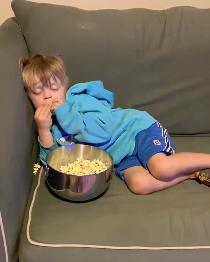 グレン・パウエルのインスタグラム：「My nephew staying up to watch the election results reminds me...no matter what happens tonight, popcorn will never let you down.   #election2020  @laurenpowellwhatton」