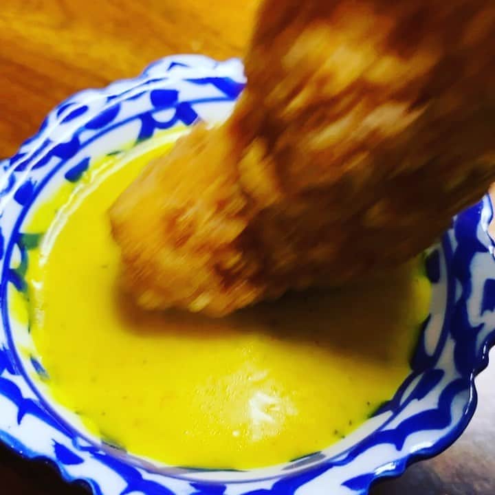 ケリスのインスタグラム：「It's ok , we can Stress eat together tonight ! I haven't had anything fried in ages . Seasoned with umami baby and stir fry blend dipping in ORANGE TURMERIC SPICED DRESSING. Gold mine . Bountyandfull.com」