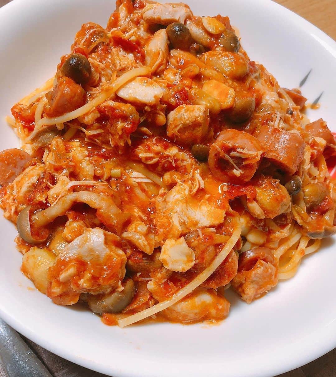 池田彩さんのインスタグラム写真 - (池田彩Instagram)「鶏肉の期限が昨日までやったから、昨日トマトのチキン煮とやらを作りました🍅🐓 パスタにかけて、トマトソースパスタ！ 具沢山で、スープパスタではないけど🍝😆 とっても美味しくできました💮  #チキンのトマト煮 #トマトパスタ #lunch #pasta」11月4日 13時39分 - aya_ikeda_official