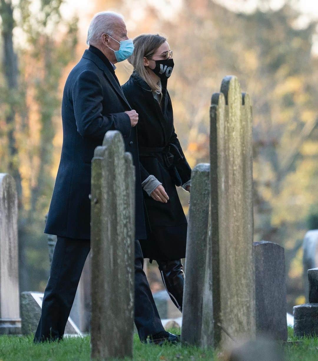 Just Jaredさんのインスタグラム写真 - (Just JaredInstagram)「On Election Day, Democratic Presidential nominee @joebiden visits the grave site of his late son Beau alongside his granddaughter Finnegan Biden. Later in the day, he headed to his hometown of Scranton, PA to get in one last visit to a swing state.  #JoeBiden Photo: Getty」11月4日 4時49分 - justjared