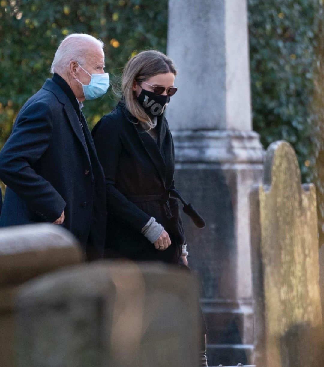 Just Jaredさんのインスタグラム写真 - (Just JaredInstagram)「On Election Day, Democratic Presidential nominee @joebiden visits the grave site of his late son Beau alongside his granddaughter Finnegan Biden. Later in the day, he headed to his hometown of Scranton, PA to get in one last visit to a swing state.  #JoeBiden Photo: Getty」11月4日 4時49分 - justjared