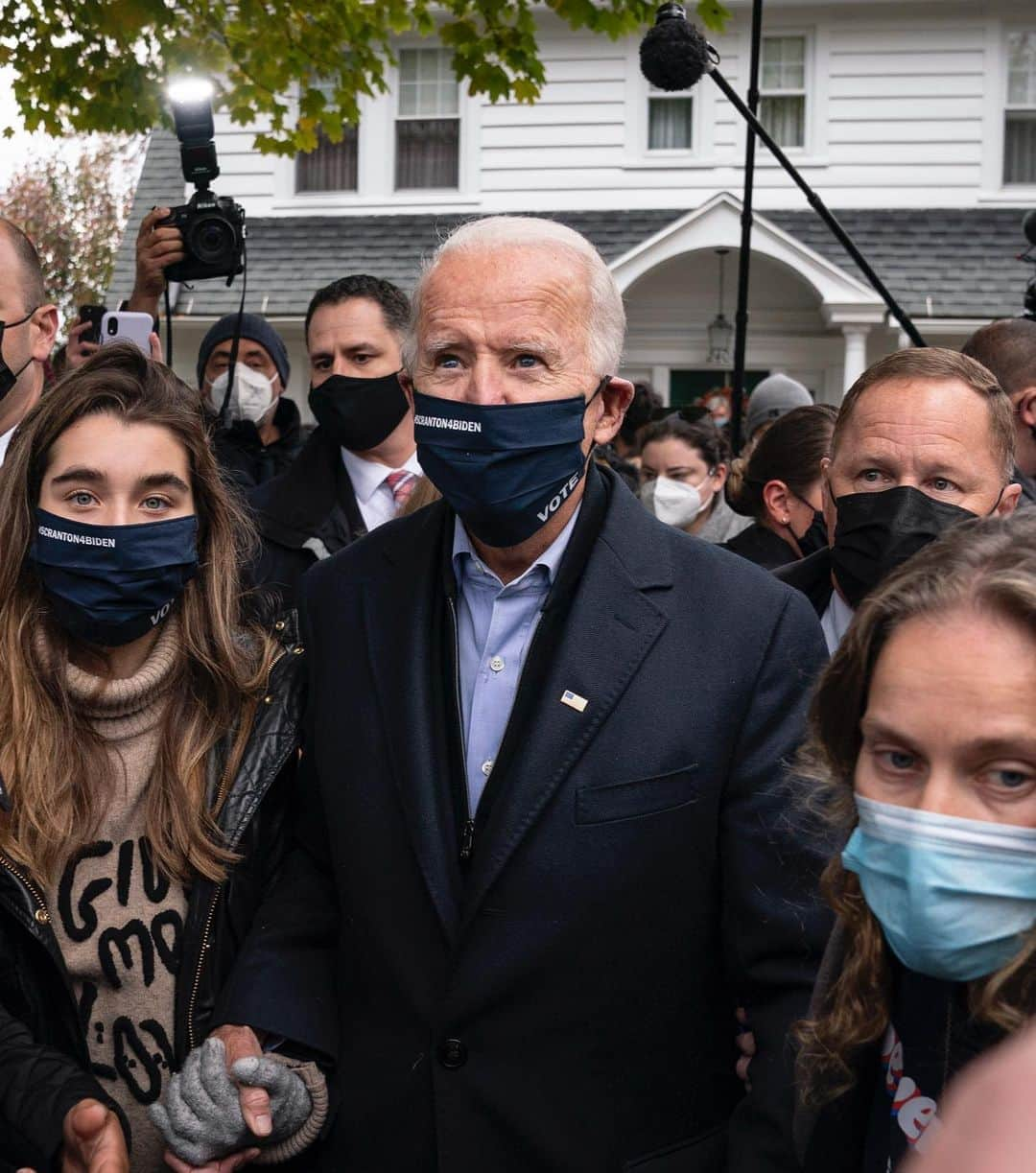 Just Jaredさんのインスタグラム写真 - (Just JaredInstagram)「On Election Day, Democratic Presidential nominee @joebiden visits the grave site of his late son Beau alongside his granddaughter Finnegan Biden. Later in the day, he headed to his hometown of Scranton, PA to get in one last visit to a swing state.  #JoeBiden Photo: Getty」11月4日 4時49分 - justjared