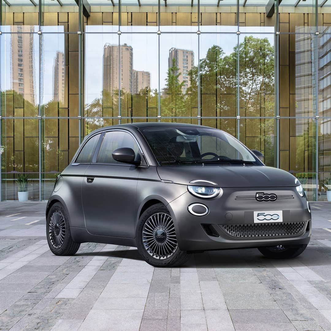 Fiat さんのインスタグラム写真 - (Fiat Instagram)「All new, loved by all. The New 500 has won “Best Design 2020” at the “Autonis 2020” contest.  The award, assigned by German readers of @automotorundsport magazine, is a great achievement for us. In all its bodies, hatchback, cabrio and 3+1, the all-electric New 500 is larger, wider and longer but always totally 500.  That’s why it’s a success, not only in the design-professionals community, but also in the hearts of the people. Let’s keep it up! #Welcomebackfuture #New500」11月4日 4時52分 - fiat