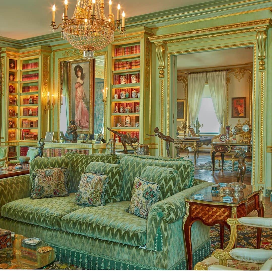 サザビーズさんのインスタグラム写真 - (サザビーズInstagram)「To step into Ezra and Cecile Zilkha’s grand Fifth Avenue home was to be transported to the classical grandeur of an 18th century Parisian hôtel particulier. It provided a perfect setting for the Zilkhas’ frequent entertaining of international diplomats, artists, politicians and businessmen and their philanthropic activities for the Metropolitan Opera and American Ballet Theater, among others. Displaying important Old Master paintings, 18th-century French and Continental furniture, objets d’art, sculpture, silver and ceramics, alongside important Impressionist and Modern Art, their collection combines works ranging from the renowned cabinet maker André-Charles Boulle to Auguste Rodin and Edgar Degas, thereby creating a distinguished and harmonious expression across time, style and space.  Highlights featured in the Green Salon pictured here include a Louis XV/XVI Gilt-Bronze Mounted Bois Satiné Parquetry Tric-Trac Table that was originally supplied to Château de Saint Hubert, Louis XV’s hunting lodge, and later used by Marie-Antoinette at the Trianon; a bronze cast of a dancing woman by Edgar Degas, and a late Louis XVI Gilt Bronze-Mounted Mahogany Commode, believed to have been in the collection of Marie Antoinette’s elder sister, Archduchess Maria-Christina.  Click the link in bio to learn more about the most important sale of French furniture held in New York for nearly a decade. #SothebysDecArts #MarieAntoinette #FifthAvenue #interiordesign」11月4日 5時03分 - sothebys