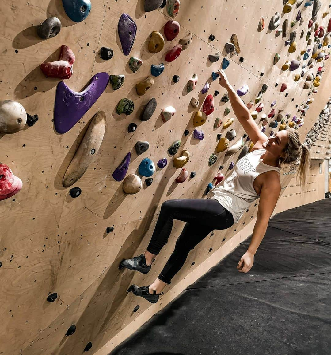 リア・クレインのインスタグラム：「Last time climbing here for a while! I almost wonder if it'll be in the new year that we see familiar faces at the wall again??! They're saying 4 weeks but I'm struggling to believe them..  Actually having to 'warm up' at the wall now and wear a million layers to get going. The conditions have changed 🥶🥶」