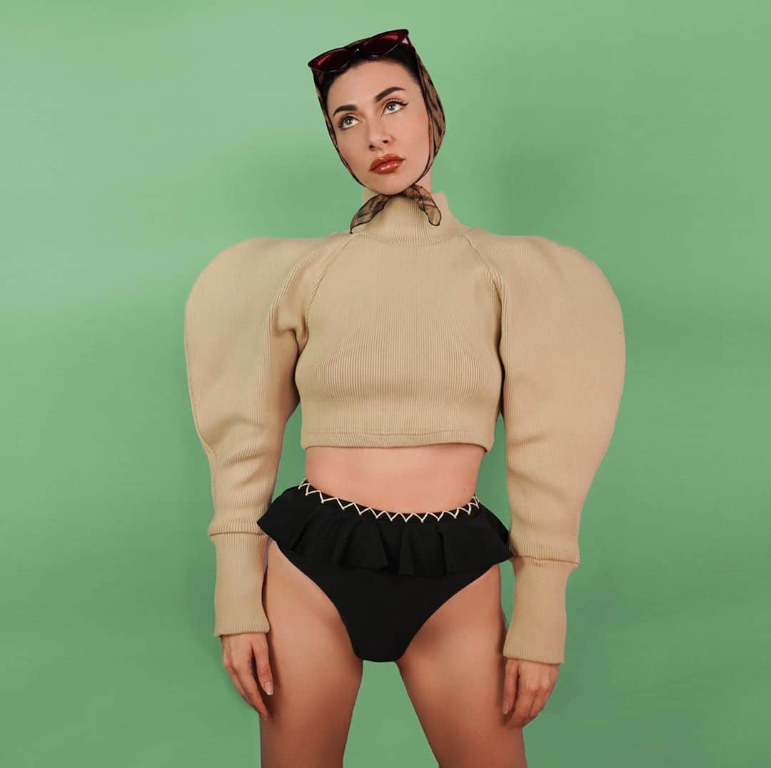 カーミンのインスタグラム：「this girl doesn’t know what the next 4 years will hold but she does know that everything’s gonna be alright. there’s an aggressive momentum of change afoot that will not stop with a president. there are ppl waking up to higher consciousness levels at increasing rates. please just go fucking vote and be kind to eachother regardless of the outcome. I love you! ♥️  btw this was my Halloween costume a scuba diving fashion designer Amelia Earhart   sweater + bikini @revolve」