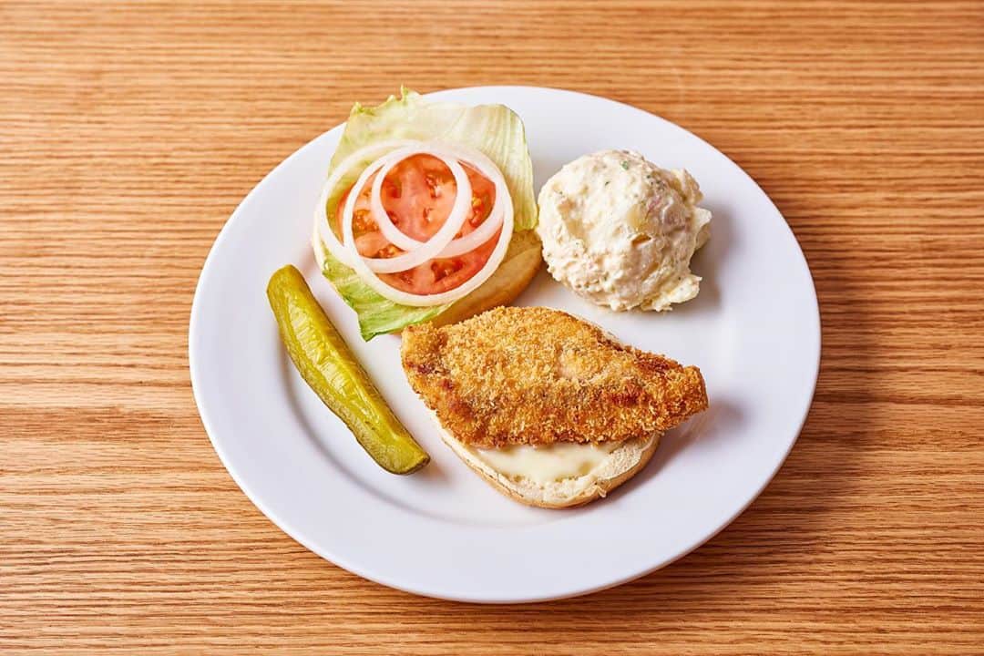 のインスタグラム：「Like a 🔵🌕 on 🎃, #NationalSandwichDay falls on #ElectionDay. Vote for a Breaded Mahi Sandwich for your meal today!」