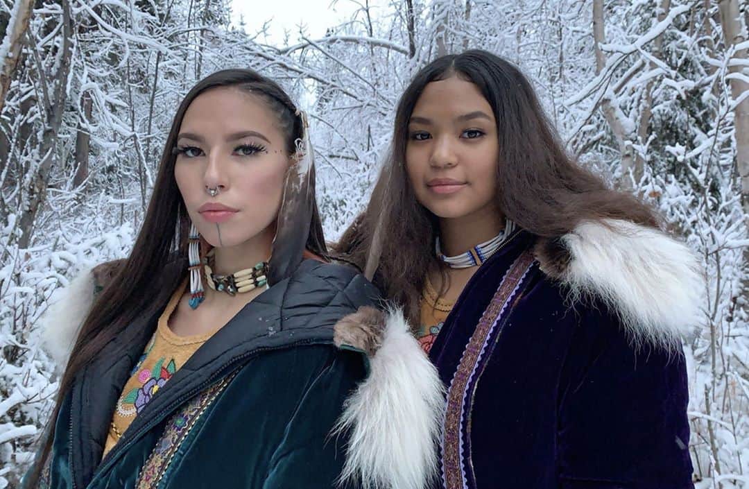 Vogue Beautyさんのインスタグラム写真 - (Vogue BeautyInstagram)「“Being young, Black, and Indigenous, my vote is important and counts," Trenity Washington (@trenstar003) writes. The 18-year-old is of the Benhti Kokhtana and Inupiaq tribes, and is a first-time voter. "My vote is based on my traditional values. I am voting to defend sacred lands and equal justice for all. Carrying on my culture and empowering others to use their voice is important to me. My Indigenous vote matters.”  "I hope to inspire more people of my generation to cast their ballot and ensure their voice is heard," Quannah ChasingHorse Potts (@quannah.rose), who is also 18 and a first-time voter, writes. "I am voting my Indigenous values.”  At the link in our bio, more Gen Z photographers capture the joy and anxiety of first-time voters.  Pictured above: Quannah ChasingHorse Potts, 18, Han Gwich’in and Oglala Lakota tribes, and Trenity Washington, 18, Benhti Kokhtana and Inupiaq tribes.  Photographed by @trenstar003」11月4日 5時30分 - voguebeauty