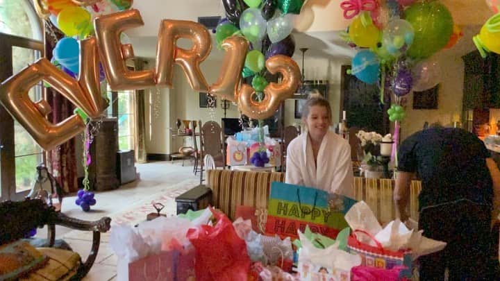 ミラ・ジョヴォヴィッチのインスタグラム：「Happy Birthday @evergaboanderson!! What a joy it is to be your parents! It’s been the most fun and exciting 13 years of my life! You always make everyone around you smile and have the bests time. You’re such a magical creature, you truly are a unicorn in disguise and we adore you so much!! Thank you @chrissbrenner for the photos! #evergaboanderson #happybirthday #unicorn」
