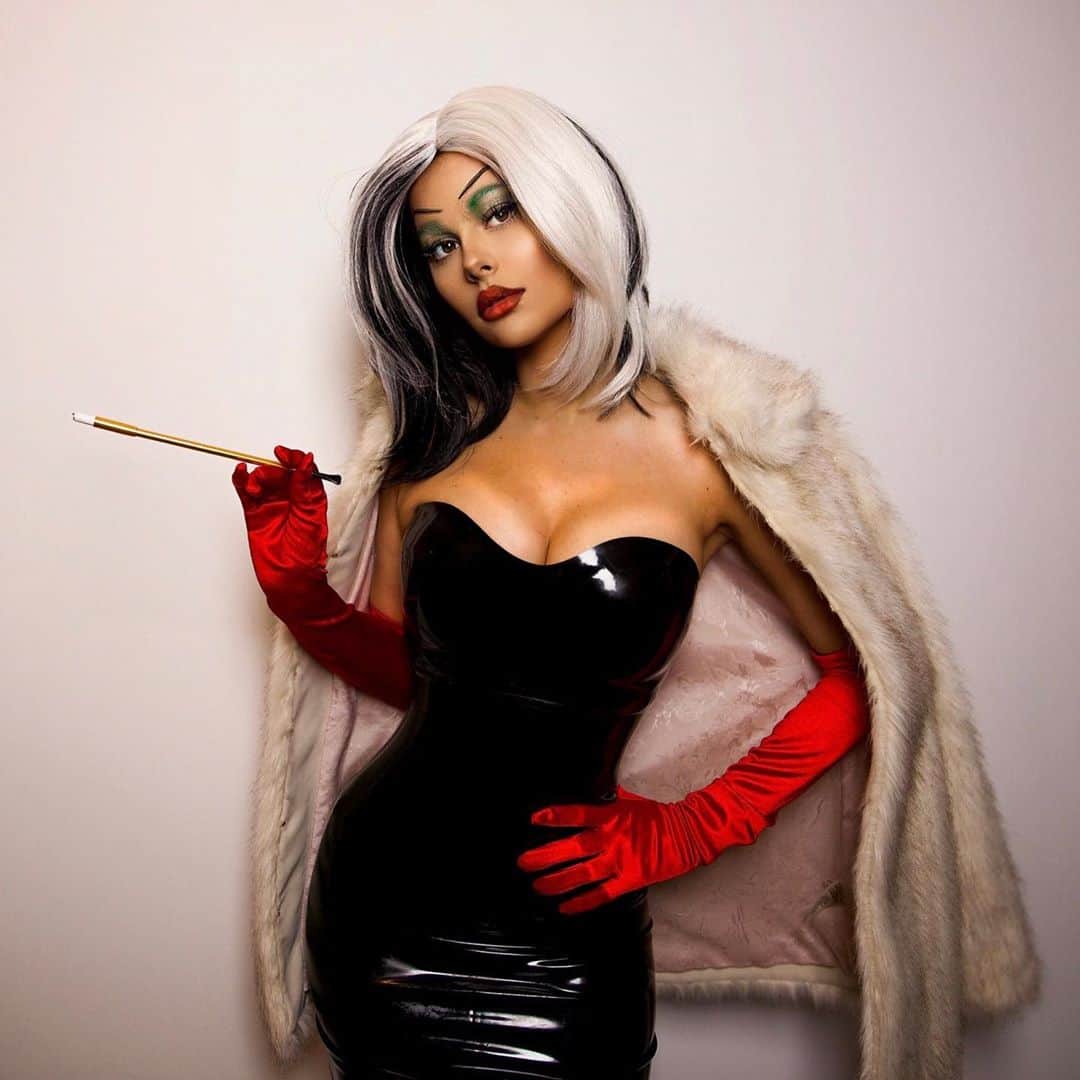Azzyのインスタグラム：「They say eyebrows frame the face, but what if you don’t have any? Getting my eyebrows glued and practically erased by the talented @starlit_makeup for my Cruella DeVille costume was a  crazy experience! I’ve never felt so beautiful 😂😂(scroll for more) #disneyvillains #halloween」