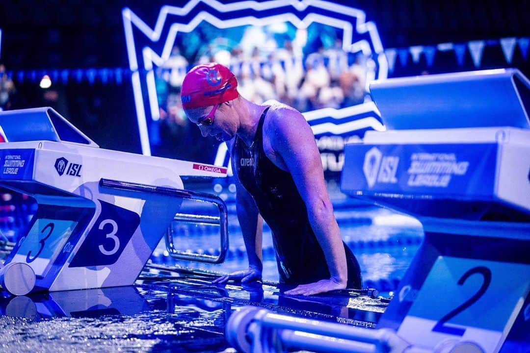 エミリー・シーボームのインスタグラム：「Nothing better than racing with @energystandard ⚡️. Match 3 only another day away!  @minekasapoglu 📸.  #aquapower #isl2020 #budapest #iswimleague #internationalswimmingleague #energystandard #swimming #athlete」