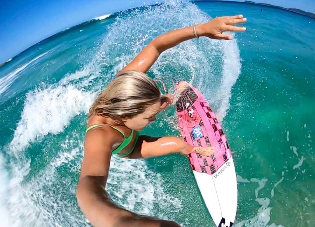 フェリシティー・パルマティアーのインスタグラム：「To all my Aussie followers! It’s giveaway time! I’m teaming top with the @thelittapp and @evolution_surf to giveaway a SURFBOARD!  Here’s how to enter:  1. Download LITT from the App Store (if you’ve already got it - make sure it’s updated) 2. Create an account 3. Post a photo or video with the hashtag #LITTWITHFLICK 4. Tag a friend in this post 5. More posts = more entries!  Competition will be drawn on the 17/11/2020 Shipping will be covered to anywhere in Australia!」