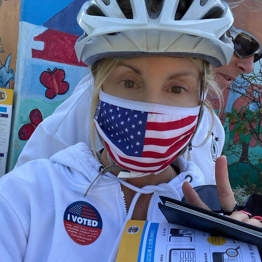 カミール・グラマーのインスタグラム：「Rode my bike to the local polling booths. It’s was clean, safe and updated computers in booths. 👍❤️😀✌️」
