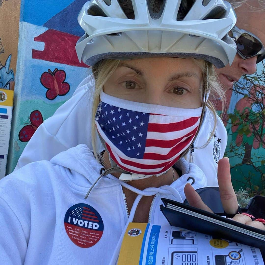 カミール・グラマーさんのインスタグラム写真 - (カミール・グラマーInstagram)「Rode my bike to the local polling booths. It’s was clean, safe and updated computers in booths. 👍❤️😀✌️」11月4日 6時04分 - therealcamille