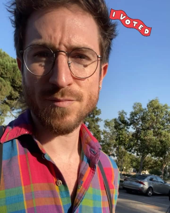 ウォーク・ザ・ムーンのインスタグラム：「today is our day!  GO VOTE, DAMNIT ❤️」