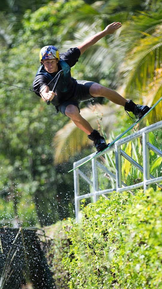 レッドブルのインスタグラム：「if this doesn't look like a level from a wakeboarding game, we don't know what does 👏  🏄‍♂️ : @nikguehrs  #redbull #givesyouwiiings #wakeskate #wakeboarding #watersports」