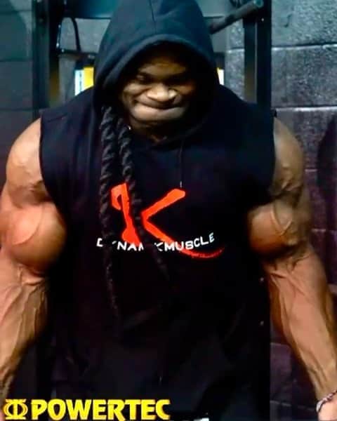 カイ・グリーンのインスタグラム：「TRY THESE CURLS💪🏾💪🏾 Looking to pack on more size to your arms then you gotta hit your curls!! Above we are utilizing the @Powertec workbench functional trainer deluxe, which is as unique as it is functional. There are multiple strength training exercises built in allowing you to work every muscle group to the max providing precise function as you see me demonstrating with a straight bar attachment. The rep range I use specifically when it comes to any type of movement is right around 15-20. Now, being able to have your own gym equipment can be vital during times like this, especially with all the gyms opening and then closing down time and time again. It seems like there’s not a better time to pick up a few pieces that can help push you along your journey! Hit up my guys at #powertec that now offer affordable flex pay options.  💪🏾Go Check Out All The Training Equipment 🔥Click The Link In Bio Or —> Powertec.com  #Powertec #Powertecfitness」