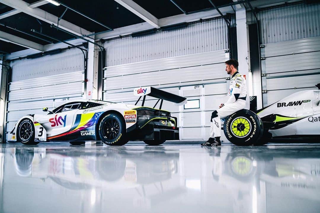 のインスタグラム：「WATCH LIVE!! Very happy to announce that @skysportsf1 will be broadcasting the last round of the @intelligentmoneyofficial  @british_gt champs this weekend @silverstonecircuit LIVE!! 🙌🏽 The race starts Sunday 12:50pm U.K. time, see you on the start line! 👌🏽 📸@huck93」