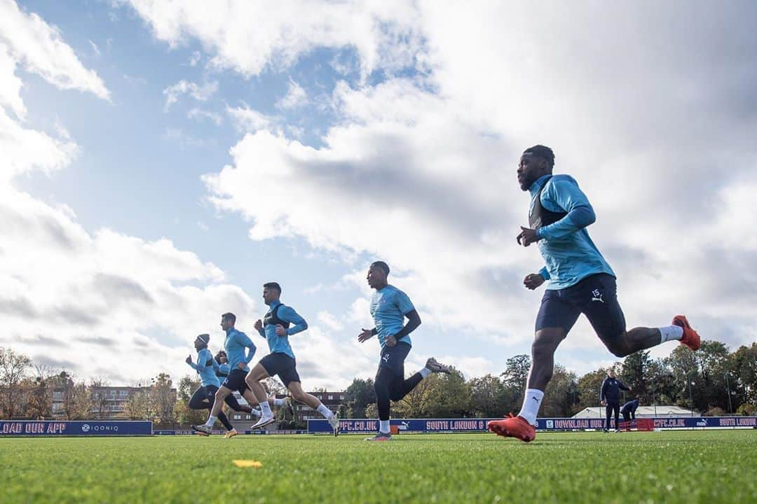 ガリー・ケーヒルさんのインスタグラム写真 - (ガリー・ケーヒルInstagram)「Feeling ready for the weekend 🔋💪 #cpfc」11月4日 6時06分 - garyjcahill